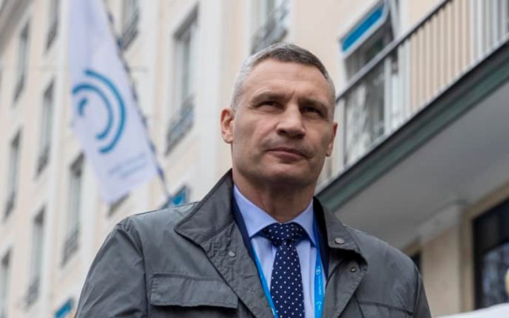 Кличко: протягом місяця біля зупинок у Києві з'являться 40-50 нових мобільних укриттів