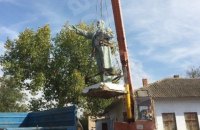 В Одесской области снесли памятники Ленину и Калинину 
