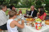 На Винничине Азарова угостили пирожками