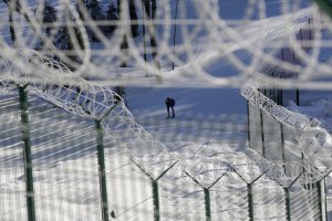 На заборе вокруг посольства РФ в Вашингтоне появилась колючая проволока