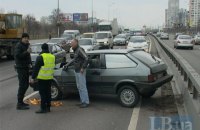 В Киеве на проспекте Бажана грузовик "отфутболил" легковушку в отбойник