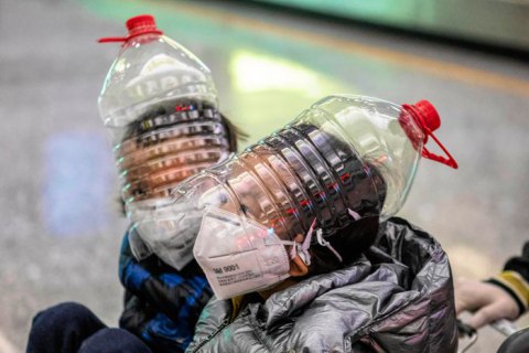 В Минздраве напомнили, что пластиковые прозрачные маски не защищают от ковида