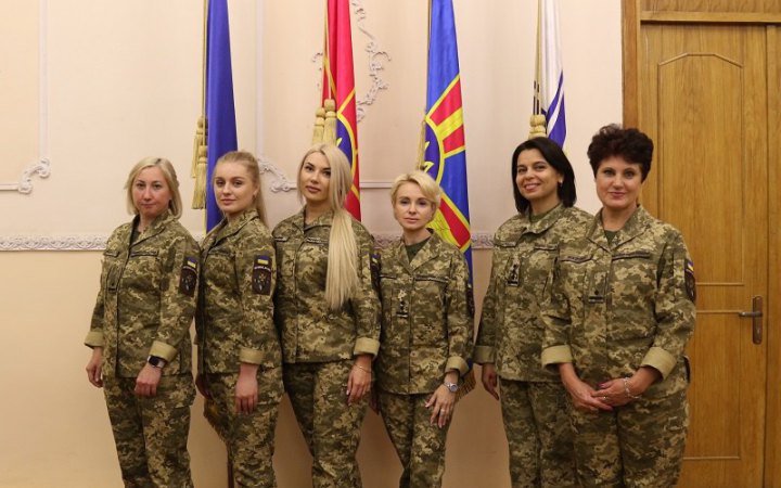 У Міноборони презентували оновлену літню польову жіночу форму