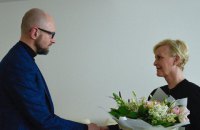 Яценюк встретился с вдовой Маккейна в Киеве