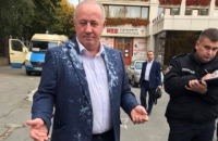 Нардепа Чумака облили кефиром в Черновцах