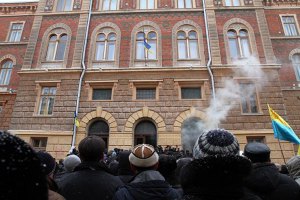 Активисты освободили Черновицкую ОГА и облсовет