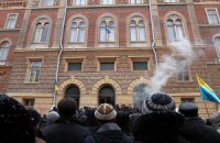 Активисты освободили Черновицкую ОГА и облсовет