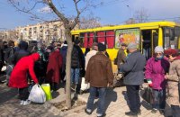 За пʼятницю евакуювали 2864 людини, серед них – понад 300 з Маріуполя