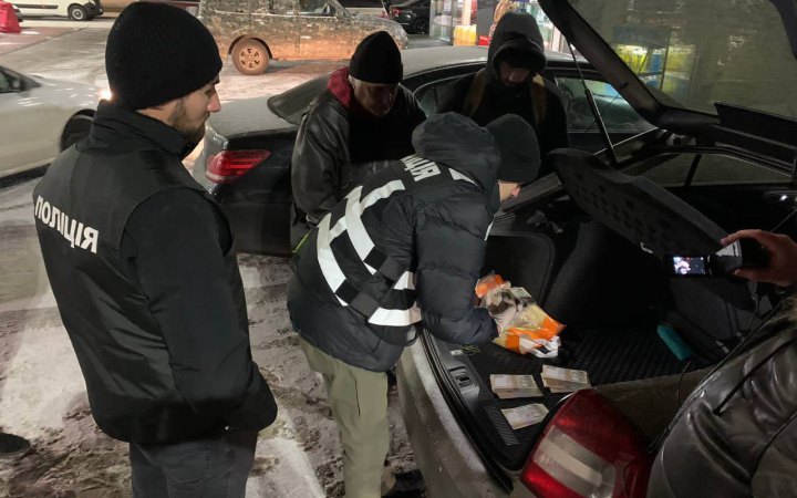 У Києві посадовця комунального підприємства підозрюють у вимаганні та одержанні хабаря за асфальтування дороги