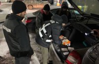 У Києві посадовця комунального підприємства підозрюють у вимаганні та одержанні хабаря за асфальтування дороги