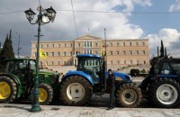 На тракторах і човнах: фермери з усієї Греції збираються на протести в Афінах