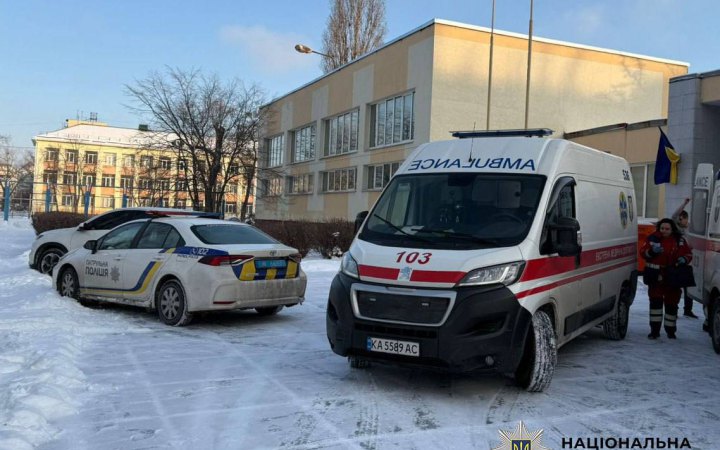 У Києві поліція розслідує напад із ножем у школі. Поранені учень і вчителька