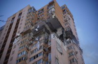 У Києві мешканці будинку на Лобановського 6а, куди потрапила російська ракета, самостійно збирають кошти на відновлення житла