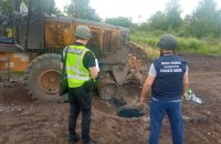 На Харківщині водій грейдера отримав травми внаслідок вибуху невідомого пристрою