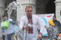 Мэра Львова облили водой во время празднования Поливального понедельника