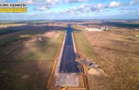 В аеропорту Херсона завершується будівництво нової злітної смуги 