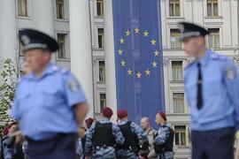 Недемократическая политика стоит украинским гражданам много денег