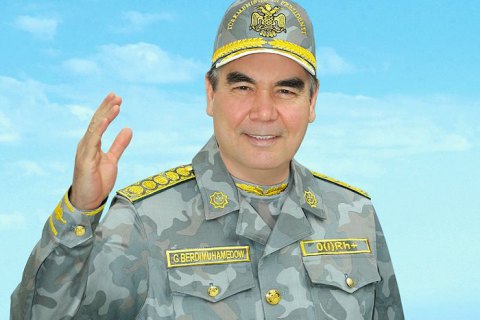 Президент Туркменистана показал военным, как стрелять по мишеням на велосипеде