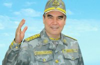 Президент Туркменистана показал военным, как стрелять по мишеням на велосипеде