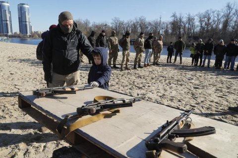 Резніков закликав усіх, хто готовий і вміє тримати зброю, до лав тероборони
