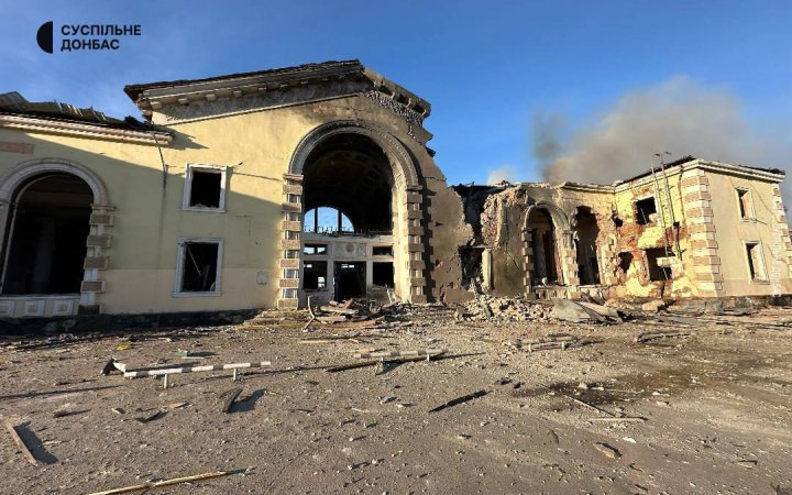 Росіяни влучили ракетами С-300 в будівлю залізничного вокзалу в Костянтинівці Донецької області