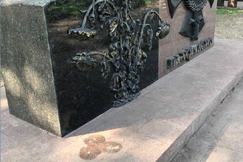 В центре Кривого Рога повредили памятники чернобыльцам и погибшим под Иловайском воинам