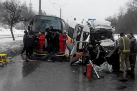 В Харькове скорая выехала на встречку и столкнулась с автобусом (обновлено)