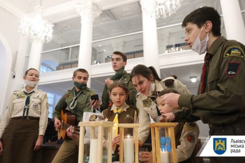 У Львів передали Вифлеємський вогонь миру