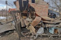 Унаслідок обстрілів Нікопольського району пошкоджені будинки і коледж, загинула людина