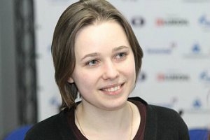 Музичук і Хоу Іфань першу партію за шахову корону зіграли внічию