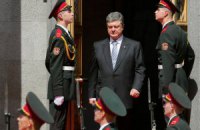 Солдат почетной стражи едва не упал под ноги Порошенко перед инаугурацией
