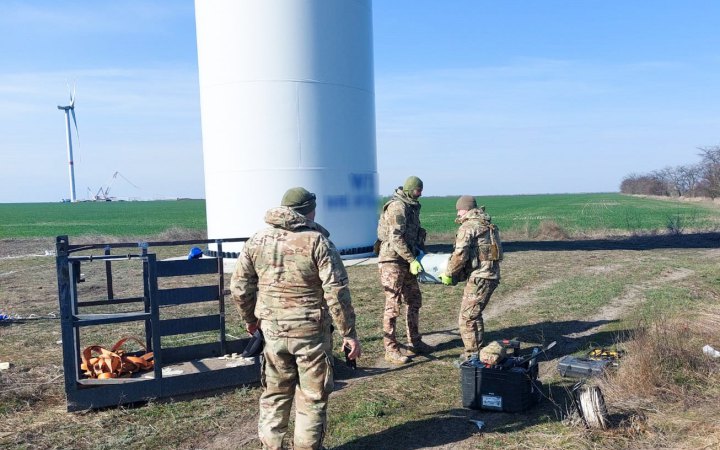 На Миколаївщині уламок "шахеда" застряг у гвинті вітряка на висоті 55 метрів