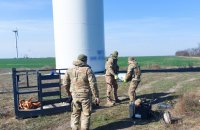 На Миколаївщині уламок "шахеда" застряг у гвинті вітряка на висоті 55 метрів
