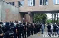 В Харькове на митинге под медучреждением против приема больных коронавирусом пострадали двое полицейских 