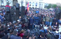 В Ереване тысячи протестующих вышли на улицы после назначения Саргсяна премьером