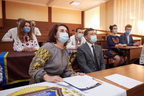 Зеленський узяв участь у телемості між студентами Хмельницького та Маріупольського коледжів