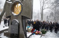 Петро та Марина Порошенки вшанували пам'ять Героїв Крут