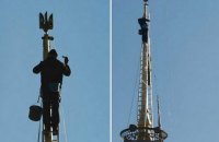 На шпиле Рады установили тризуб
