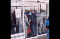 Журналіст оприлюднив відео, як прибулі з В'єтнаму українці чинять опір обсервації та вириваються додому