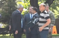 ​Зеленский резко оттолкнул Полторака на презентации мобильных модулей для военных