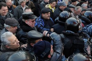 Митингующие пытаются перекрыть движение у Кабмина