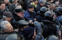 Митингующие пытаются перекрыть движение у Кабмина