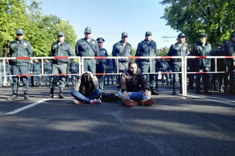 Оппозиция заблокировала дороги в Ереване 