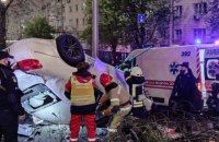 В Киеве пьяный водитель Infiniti влетел в электроопору, погибла 18-летняя пассажирка (обновлено)