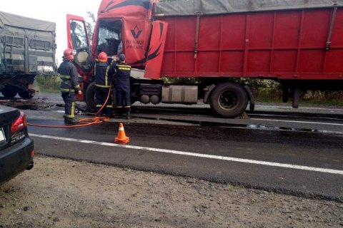 На трасі на Миколаївщині зіткнулися п'ять вантажівок та два легковики
