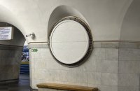 На станції метро "Вокзальна" в Києві маскують комуністичну символіку за дерев’яними щитами
