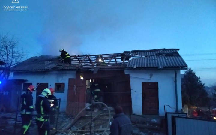 В небі над Івано-Франківщиною збили ворожу ракету, була незначна пожежа