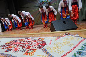 Тысяча украинок вышили 7-метровый рушнык