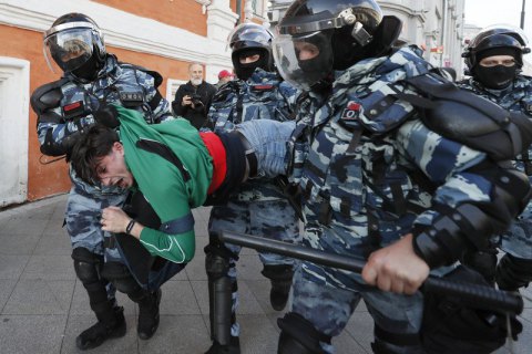 ​На протестных акциях в России в субботу задержали 352 человек