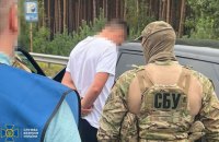 Вимагали хабарі за імпорт товарів в Україну, – СБУ затримала двох митників на Волині